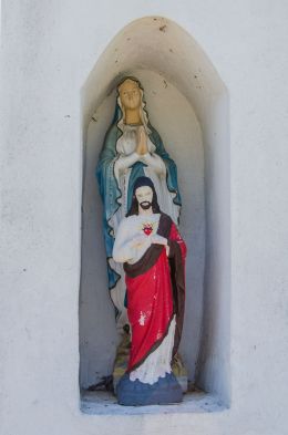 Fragment przydrożnej kapliczki z figurą Jezusa i Matki Boskiej. Radziądz, gmina Żmigród, powiat trzebnicki.