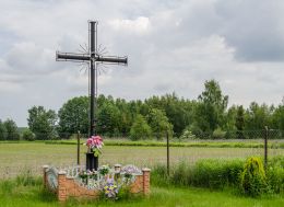 Przydrożny krzyż metalowy. Ruda Żmigrodzka, gmina Żmigród, powiat trzebnicki.