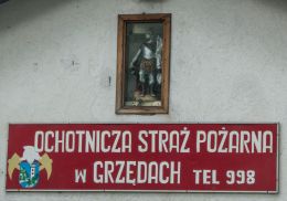 Święty Florian na budynku remizy strażackiej w Grzędach. Grzędy, gmina Czarny Bór, powiat wałbrzyski.