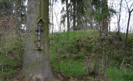 Przydrożna kapliczka, na drzewie. Kolce, gmina Głuszyca, powiat wałbrzyski.