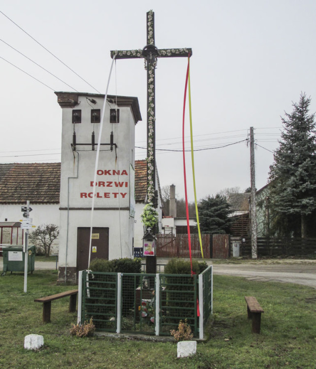 Przydrożny krzyż drewniany z kapliczką. Wrzosy, gmina Wołów, powiat wołowski.