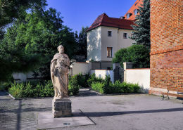 Figura św. Piotra na dziedzińcu kościoła św. Piotra i Pawła. Wrocław. Wrocław.