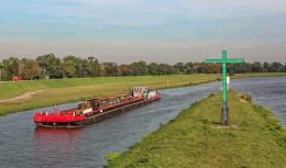 Krzyż na wyspie na Starej Odrze przy Północnym Moście Trzebnickim. Wrocław. Wrocław.