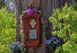 Nadrzewna kapliczka skrzynkowa w Parku Złotnickim. Wrocław. Wrocław.