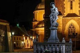 Pomnik Najświętszej Dziewicy Bogarodzicy ustawiony przed katedrą w 1694 r. Wrocław, Ostrów Tumski. Powiat wrocław, woj. dolnośląskie.