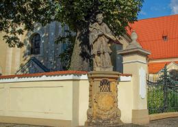 Figura św. Jana Nepomucena, przy kościele pw. św. Maurycego. Wrocław. Powiat wrocław, woj. dolnośląskie.