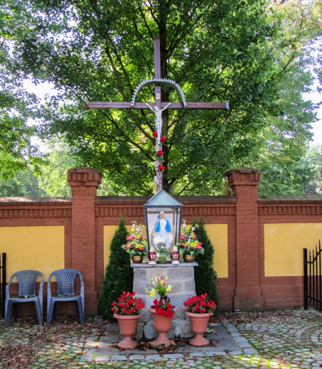 Krzyż przydrożny z kapliczką. Galowice, gmina Żórawina, powiat wrocławski.