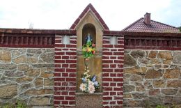 Kamienna kapliczka słupowa (monolitowa) przy głównej drodze/ Garncarsko, gmina Sobótka. powiat wrocławski.