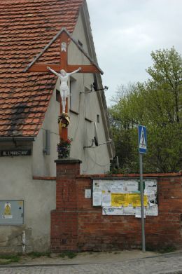 Krzyż przydrożny drewniany. Kąty Wrocławskie, powiat wrocławski.