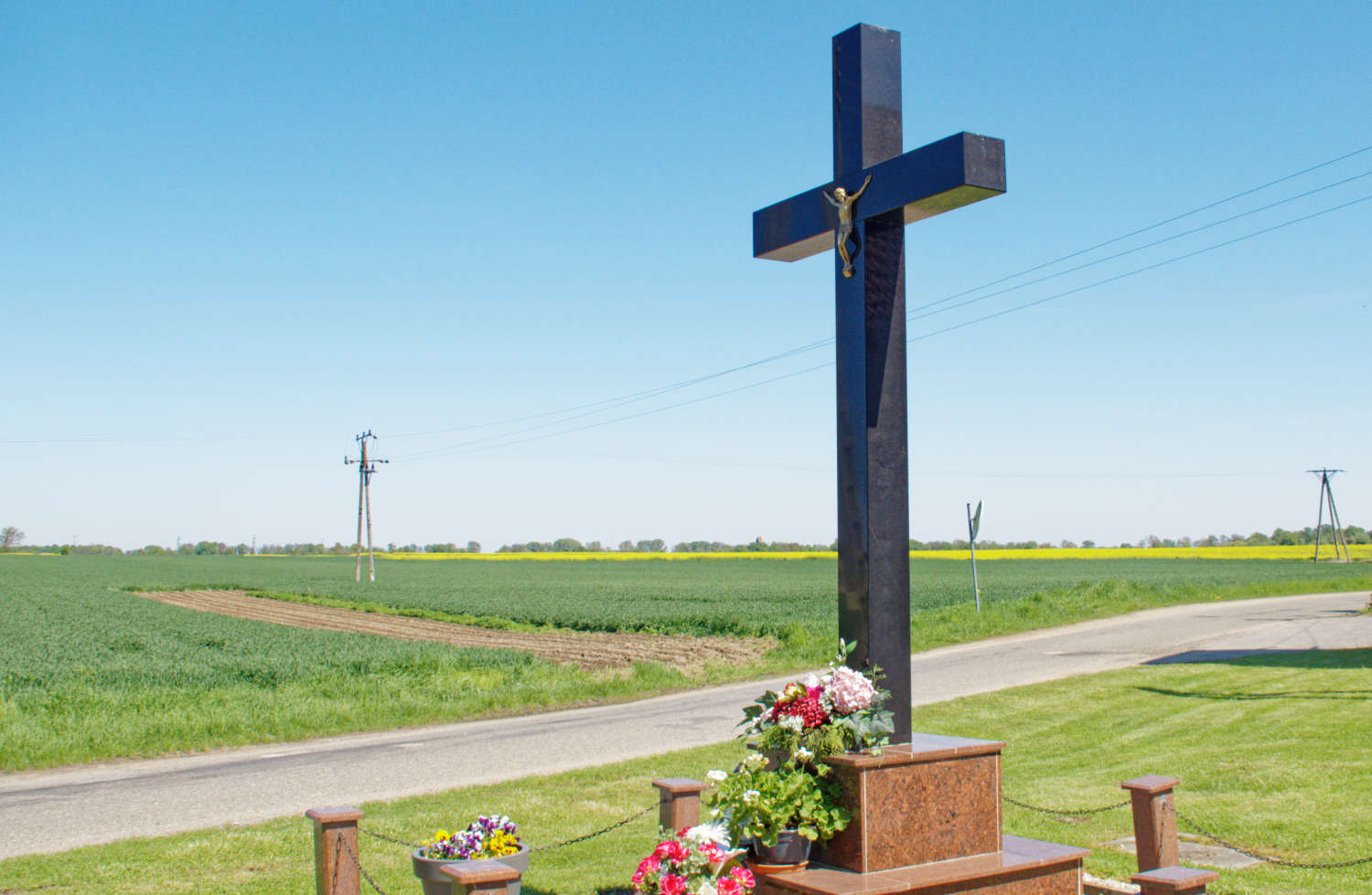 Przydrożny krzyż kamienny na murowanym postumencie. Żerzuszyce, gmina Sobótka. powiat wrocławski.