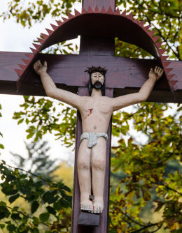 Figura Chrystusa na krzyżu przydrożnym stojącym przy ulicy Krakowskiej Bardo, powiat ząbkowicki.