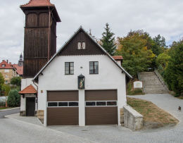 Budynek Ochotniczej Straży Pożarnej z kapliczka z figurą św. Floriana. Bardo, powiat ząbkowicki.