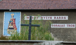 Krzyż obok Bazyliki Mniejszej Nawiedzenia Najświętszej Maryi Panny. Bardo, powiat ząbkowicki.