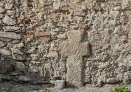 Krzyż pokutny w murze otaczającym kościół p.w. Św. Wawrzyńca. Budzów, gmina Stoszowice, powiat ząbkowicki.
