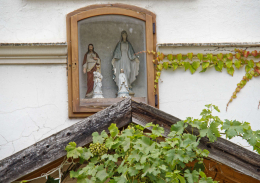 Kapliczka z Maryjką w willi "Greta". Dobków, gmina Świerzawa, powiat złotoryjski, woj. dolnośląskie.
