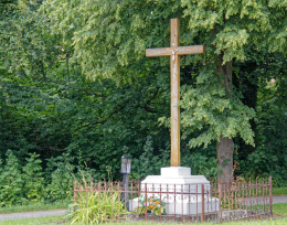 Krzyż drewniany stojący na rozstaju dróg. Rząśnik, gmina Świerzawa, powiat złotoryjski, woj. dolnośląskie.