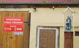 Święty Florian obok budynku remizy strażackiej. Rząśnik, gmina Świerzawa, powiat złotoryjski, woj. dolnośląskie.