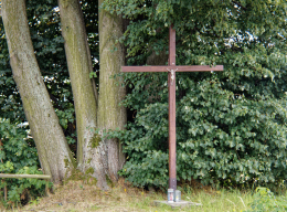 Krzyż drewniany stojący na rozstaju dróg. Sokołowiec, gmina Świerzawa, powiat złotoryjski, woj. dolnośląskie.