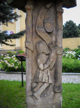 Wykonana z piaskowca kapliczka słupowa z końca XV wieku. Złotoryja, powiat złotoryjski.