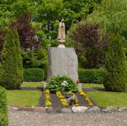 Figura Maryjna w parku obok kościoła. Szczepanowo, gmina Dąbrowa, powiat mogileński.