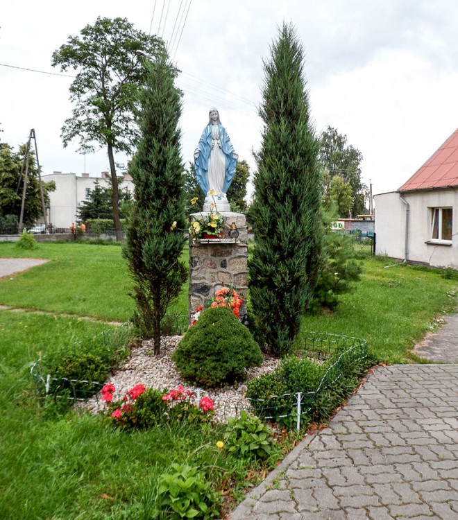 Fiugra Matki Boskiej przed plebanią kościoła św. Katarzyny Aleksandryjskiej. Rynarzewo, gmina Szubin, powiat nakielski.