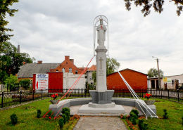 Figura Chrystusa Króla u zbiegu ulic Bydgoskiej i Strażackiej. Rynarzewo, gmina Szubin, powiat nakielski.
