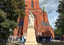 Figura Matki Bożej przed kościołem św. Katarzyny. Toruń, powiat toruń, woj. kujawsko-pomorskie.