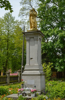 Figura Maryi z Dzieciątkiem obok kościoła. Gąsawa, powiat żniński.