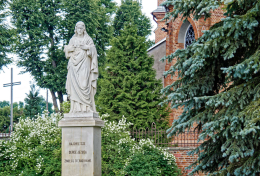 Figura Chrystusa obok kościoła św. Rocha. Drużbice, powiat bełchatowski, woj. Łódzkie.