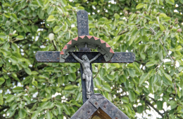 Fragment kapliczki przydrożnej. Głupice-Parcela, gmina Drużbice, powiat bełchatowski, woj. Łódzkie.