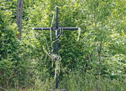 Krzyż metalowy stojący na skrzyżowaniu dróg. Dąbrowa Mszadelska, gmina Dmosin, powiat brzeziński, woj. Łódzkie.