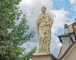 Figura św Piotra obok kościoła pw. św. Andrzeja Apostoła i św. Małgorzaty Dziewicy i męczennicy. Dmosin, powiat brzeziński, woj. Łódzkie.