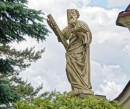 Figura święta obok kościoła pw. św. Andrzeja Apostoła i św. Małgorzaty. Dmosin, powiat brzeziński, woj. Łódzkie.