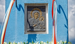 Fragment kapliczki przydrożnej. Kałęczew, gmina Dmosin, powiat brzeziński, woj. Łódzkie.