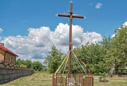 Krzyż metalowy stojący w centrum wsi. Nowostawy Dolne, gmina Dmosin, powiat brzeziński, woj. Łódzkie.
