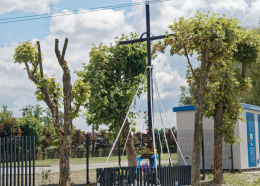 Krzyż metalowy stojący na skrzyżowaniu dróg. Szczecin, gmina Dmosin, powiat brzeziński, woj. Łódzkie.