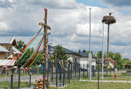Krzyż metalowy stojący na skrzyżowaniu dróg. Ząbki, gmina Dmosin, powiat brzeziński, woj. Łódzkie.