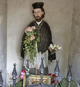 Figura św. Jana Nepomucena we wnętrzu kapliczki. Widawa, powiat Łaski, woj. Łódzkie.