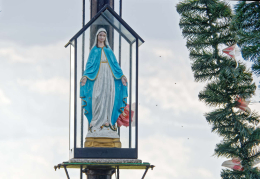 Kapliczka na krzyżu przydrożnym. Wodzinek, gmina Tuszyn, powiat Łódzki wschodni, woj. Łódzkie.