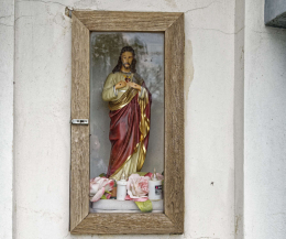 Pprzydrożna kapliczka murowana z figurą Jezusa. Czarnocin, powiat piotrkowski, woj. Łódzkie.