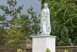 Figura Matki Bożej na cokole. Krzepczów, gmina Grabica, powiat piotrkowski, woj. Łódzkie.