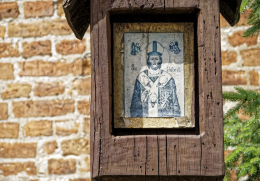 Fragment kapliczki św. Huberta obok kościoła pw. św. Wojciecha. Krzepczów, gmina Grabica, powiat piotrkowski, woj. Łódzkie.