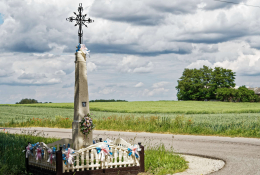 Przydrożny krzyż metalowy na kamiennym postumencie. Michałów, gmina Moszczenica, powiat piotrkowski, woj. Łódzkie.