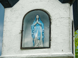 Figura Matki Bożej we wnęce kapliczki kolumnowej. Podolin, gmina Moszczenica, powiat piotrkowski, woj. Łódzkie.