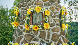 Figura Matki Bożej we wnęce kapliczki. Podolin, gmina Moszczenica, powiat piotrkowski, woj. Łódzkie.
