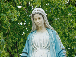 Figura Matki Bożej obok kościoła pw. św. Benedykta i św. Anny. Srock, gmina Moszczenica, powiat piotrkowski, woj. Łódzkie.