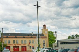 Krzyż metalowy obok kościoła pw. św. Benedykta i św. Anny. Srock, gmina Moszczenica, powiat piotrkowski, woj. Łódzkie.