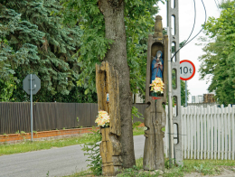 Przydrożne kapliczki drewniane. Srock, gmina Moszczenica, powiat piotrkowski, woj. Łódzkie.
