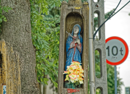 Fragment przydrożnej kapliczki drewnianej. Srock, gmina Moszczenica, powiat piotrkowski, woj. Łódzkie.
