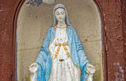 Fragment kapliczki przydrożnej. Brodnia, gmina Pęczniew, powiat poddębicki, woj. Łódzkie.